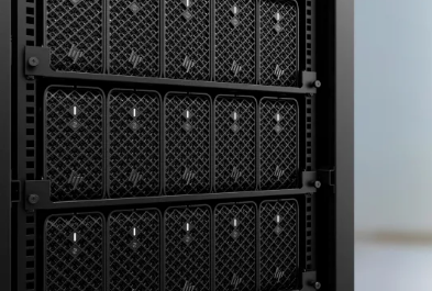 Ein Rack mit mehreren HP Z2 Mini